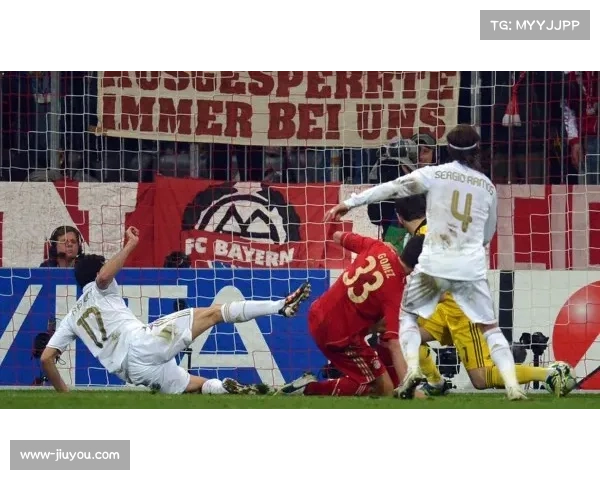 拜仁慕尼黑边中结合进攻犀利 诺伊尔长传策动成亮点